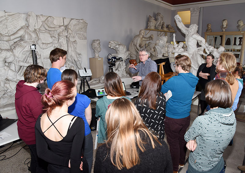 Dirk Rieke-Zapp von der Firma Hexagon, Bereich „Cultural Heritage, führt Studierenden in die Analyse von digitalen Daten ein. Foto: Uni Graz/Kastrun. 