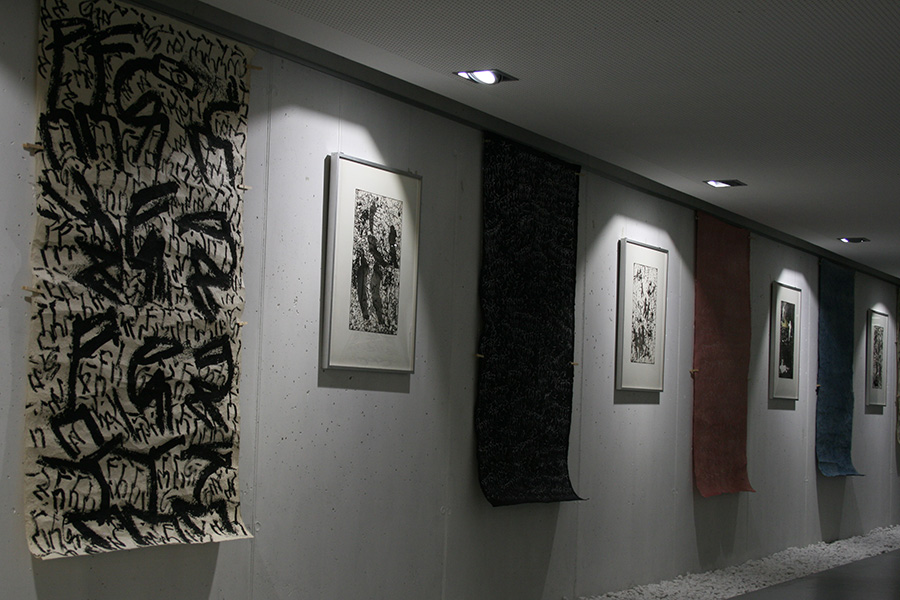 Arbeiten von Lore Heuermann sind der Kunstpassage in der Fakultätsbibliothek Theologie zu sehen. 