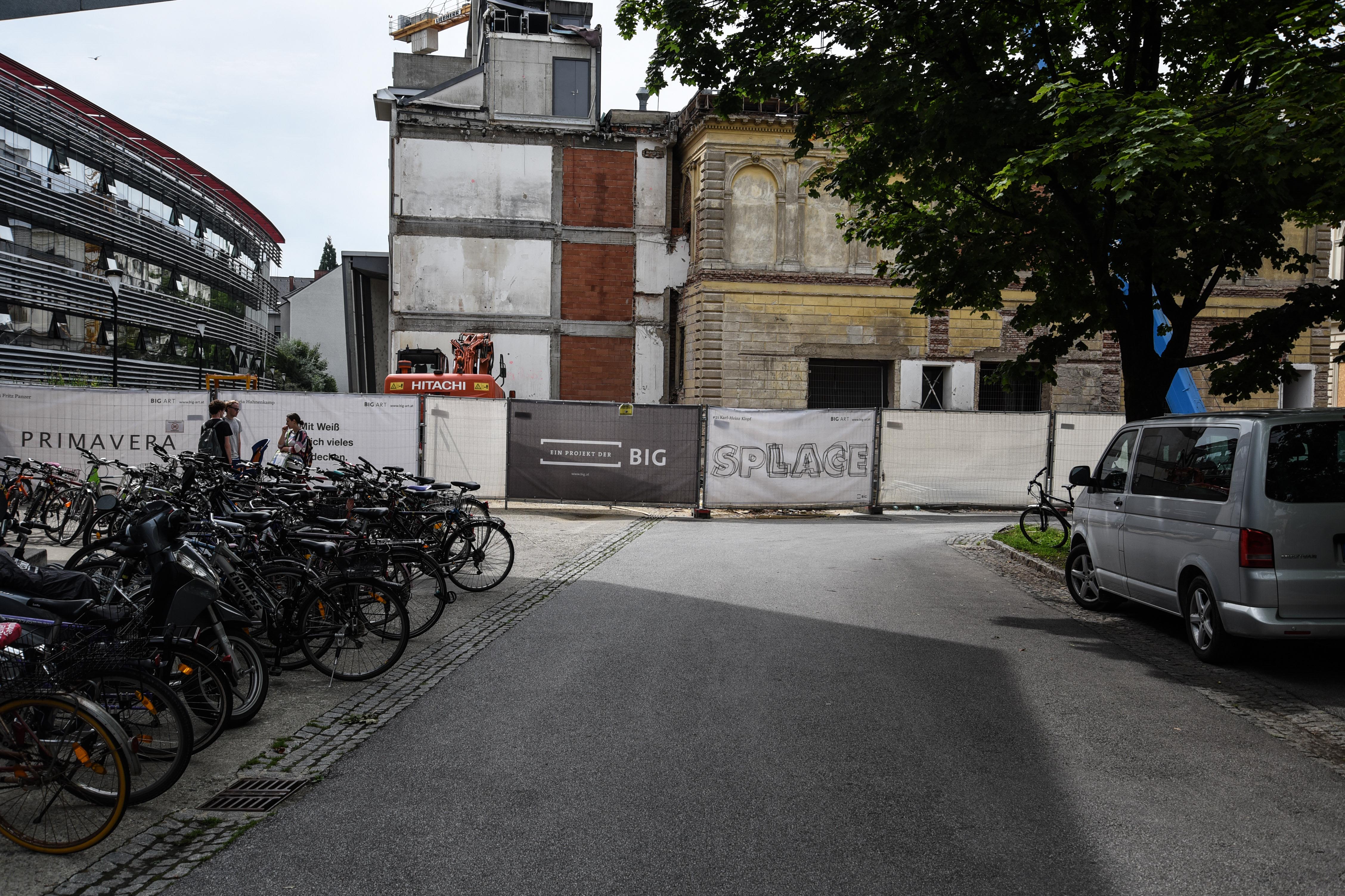 Ab 30. Juni bis voraussichtlich Ende September wird der Bereich vor dem RESOWI dreigeteilt: ganz links Fußgänger-Bereich, in der Mitte Baustellenzu- und ausfahrt und rechts eine Einbahnstraße für Pkw. Der Abstellplatz für Fahrräder wird auf die rechte Seite verlegt. ©Uni Graz/Tzivanopoulos
