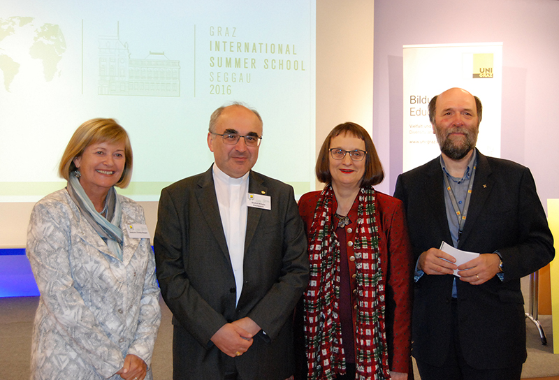 Rektorin Christa Neuper, Bischof Wilhelm Krautwaschl, GUSEGG-Leiterin Roberta Maierhofer und Michael Kuhn, Referent der Österreichischen Bischofskonferenz der COMECE, eröffnen die Sommerschule in Seggau. Foto: GUSEGG. 