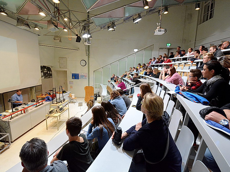 Klemens Rumpf begeisterte mit einer Physik-Show. ©CP-PICTURES