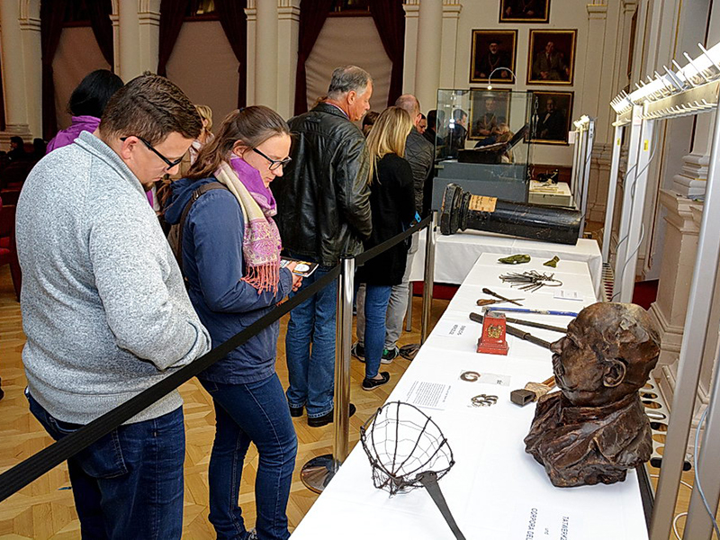 Da das Kriminalmuseum an einen neuen Standort übersiedelt, waren die Objekte in der Aula zu bestaunen. ©CP-PICTURES