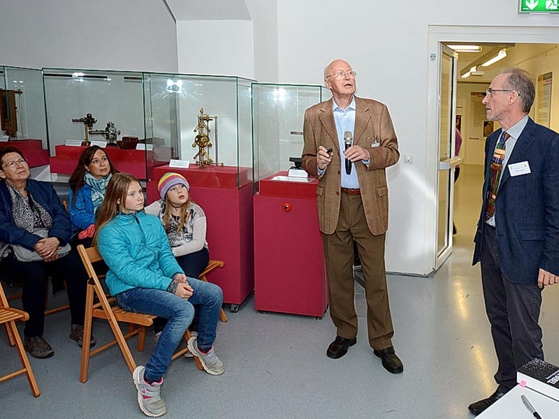 Im UniGraz@Museum gab's Vorführungen des Laser-Pioniers Franz Aussenegg, der mit der enormen Energie des gebündelten Lichts Feuer entfachen ließ. ©CP-PICTURES
