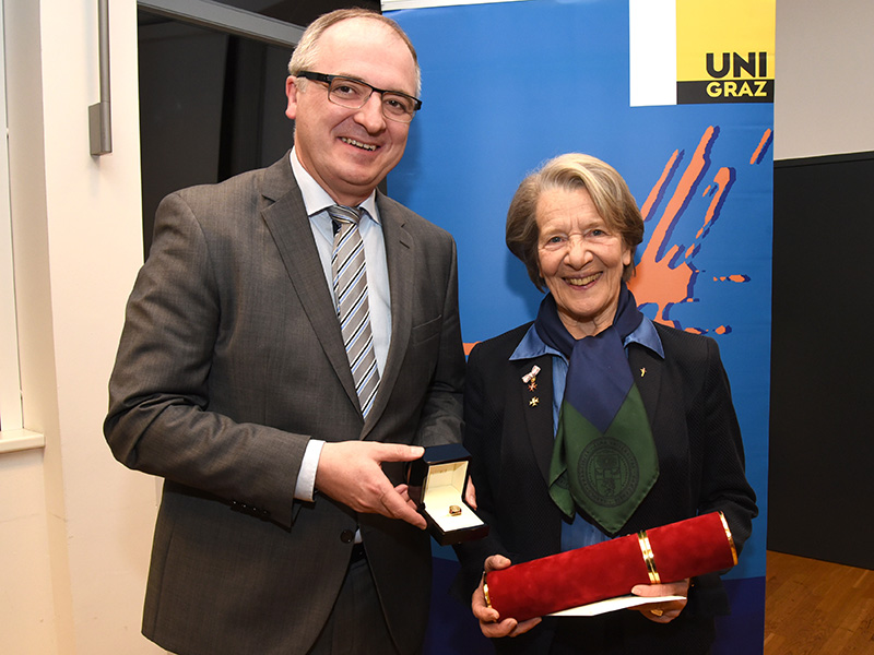 Dekan Christoph Heil überreichte den Ehrenring in Gold an Sigrid Reinitzer. Foto: Uni Graz/Schweiger ©Uni Graz/Schweiger