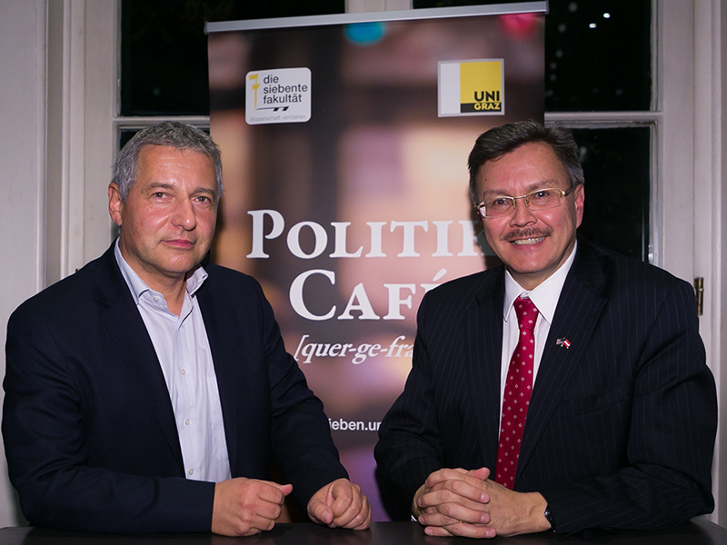 US-Botschaftsrat Stephen A. Hubler (rechts) und Markus Steppan diskutierten hochaktuelle Themen im Politik Café. Foto: Steppan/Wolf ©oliver wolf