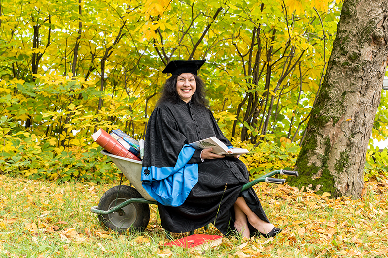 Während einem Päuschen zwischen zwei Sponsionen: Maria Müller, Vizestudiendekanin der NAWI-Fakultät, mit Herbstlektüre. ©Andrea Penz