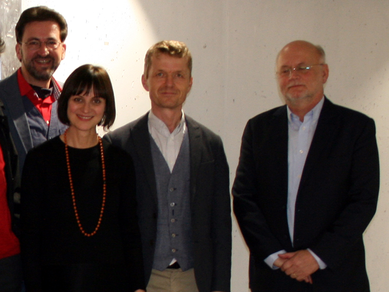 Vernissage am Uni-Zentrum Theologie: ZeitKunst-Koordinator Hans-Walter Ruckenbauer, Kuratorin Isabella Guanzini, Johannes Rauchenberger, Kulturzentrum bei den Minoriten und Vizedekan Rainer Bucher. 