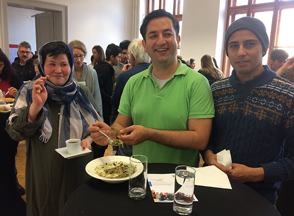 Im Rahmen des GEWI-Refugee Aid-Projekts kochten für den Tag der Integration an der PH Steiermark Zahra Golamahdi, Mohammad Hajiloo und Yosef Zobedi. Foto: Barbara Reiter. 