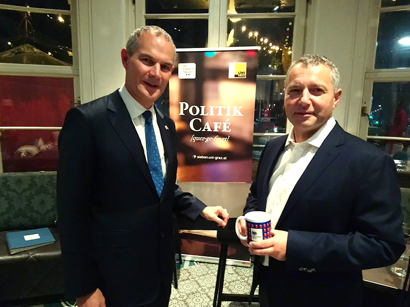 Politik Café mit Botschafter Leigh Turner (links) und Markus Steppan. Für die britische „Tea Time“ brachte Turner als Geschenk ein österreichisches Häferl mit. Foto: Uni Graz/Schweiger 