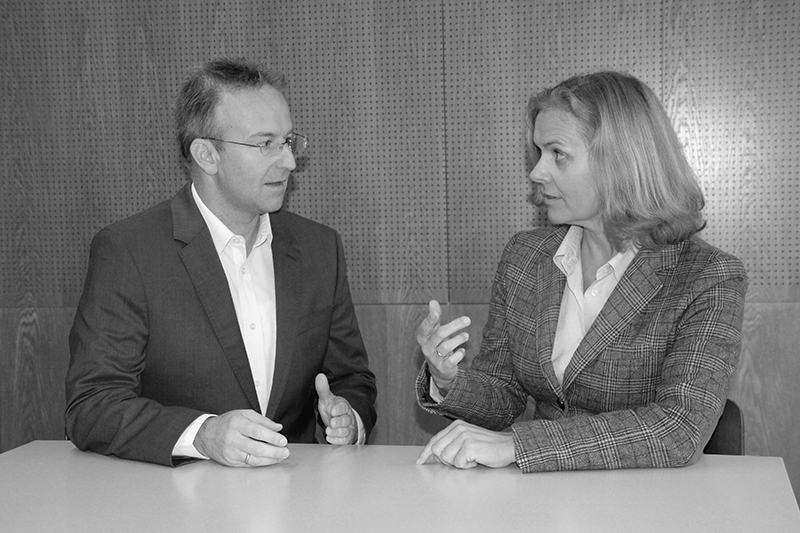 Elisabeth Staudegger und Christian Bergauer, wissenschaftliche LeiterInnen des Kurses Datenschutzbeauftragte/r, geben Tipps zur Risikominimierung. Foto: Strauss-Koscher. 