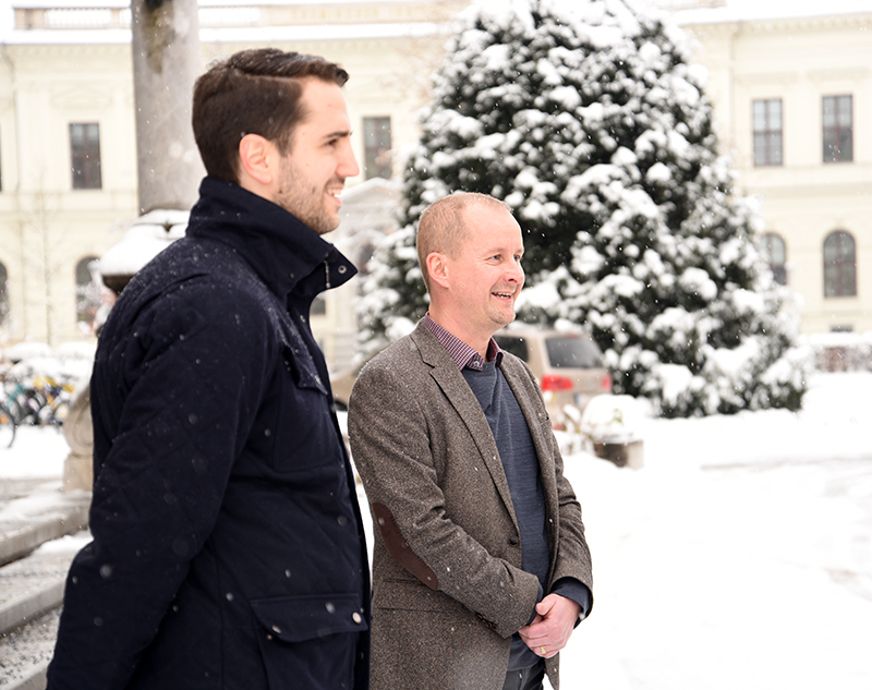 SOWI-Vizestudiendekan Christian Klamler (rechts) und Remo Taferner vom Institut für Unternehmensführung und Entrepreneurship begrüßten die Studierenden. Foto: Uni Graz/Leljak. 