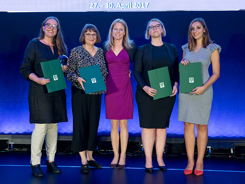 Caroline Schober-Trummler (M.) überreichte dem Organisationsteam der Aging Graz 2017 Ulla Kriebernegg, Roberta Maierhofer, Eva-Maria Trinkaus und Oana Ursulescu (v. l.) den Congress Award. Foto: MCG/Wiesner ©Martin Wiesner