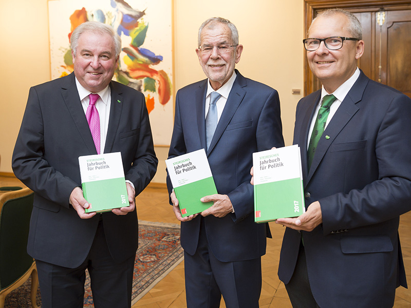 Zeitgeschehen in Buchform: Landeshauptmann Hermann Schützenhöfer, Bundespräsident Alexander Van der Bellen und Herausgeber Klaus Poier (v. .l.) Foto: Fischer Zeitgeschehen in Buchform: Landeshauptmann Hermann Schützenhöfer, Bundespräsident Alexander Van der Bellen und Herausgeber Klaus Poier (v. .l.) Foto: Fischer Zeitgeschehen in Buchform: Landeshauptmann Hermann Schützenhöfer, Bundespräsident Alexander Van der Bellen und Herausgeber Klaus Poier (v. .l.) Foto: Fischer ©Foto Fischer