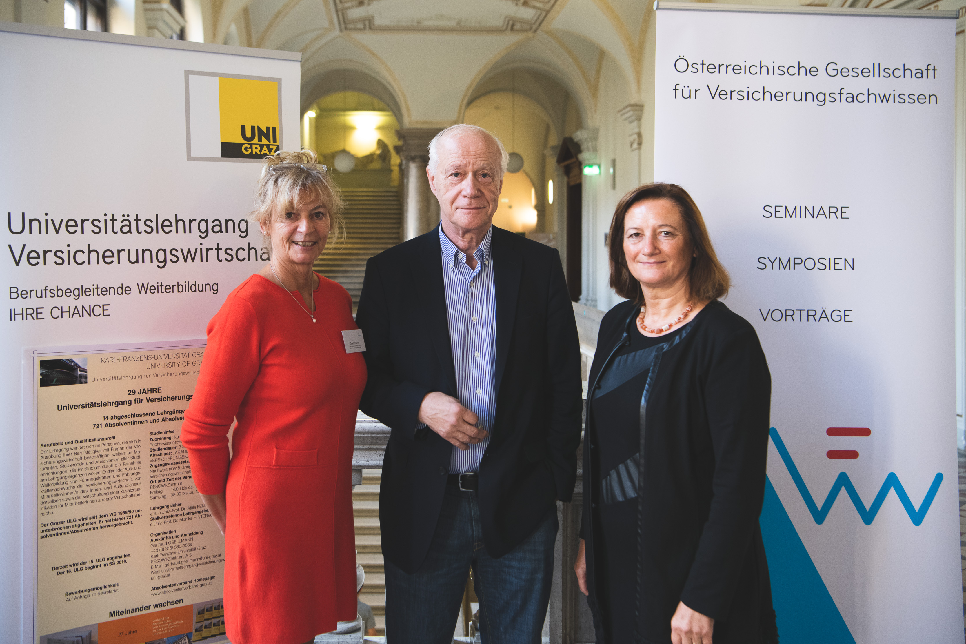 Lehrgangsleiter Attila Fenyes (Mitte) mit Juristin Monika Hinteregger (r.) und der Organisatorin Gertraud Gesllmann. Foto: Oreste Schaller ©ORESTE.COM