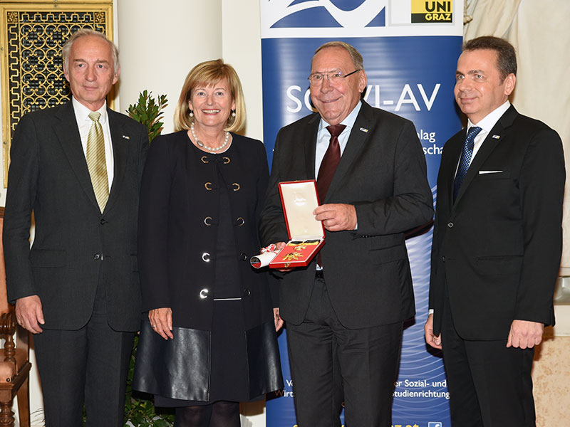 Günther Witamwas (2.v.r.) erhielt das Ehrenzeichen der SOWI-Fakultät. Es gratulierten Laudator Wolf Rauch, Rektorin Christa Neuper und Dekan Thomas Foscht (v.l.). 