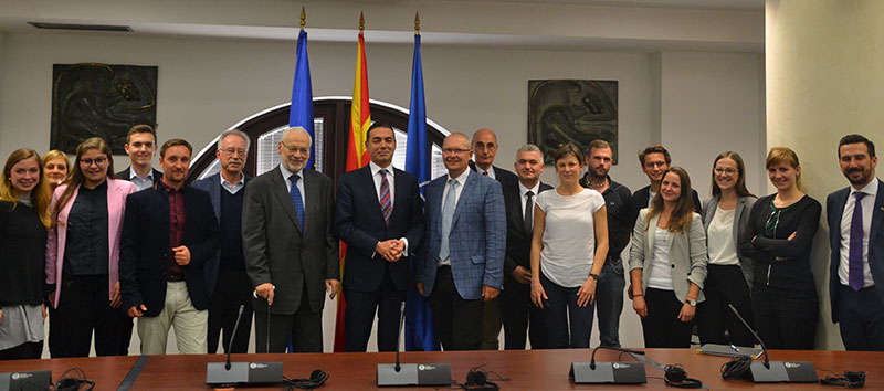 Die Studierenden und die Lehrveranstaltungsleiter Klaus Poier und Erhard Busek trafen mit politischen EntscheidungsträgerInnen zusammen. Hier mit Mazedoniens Außenminister Nikola Dimitrov. 