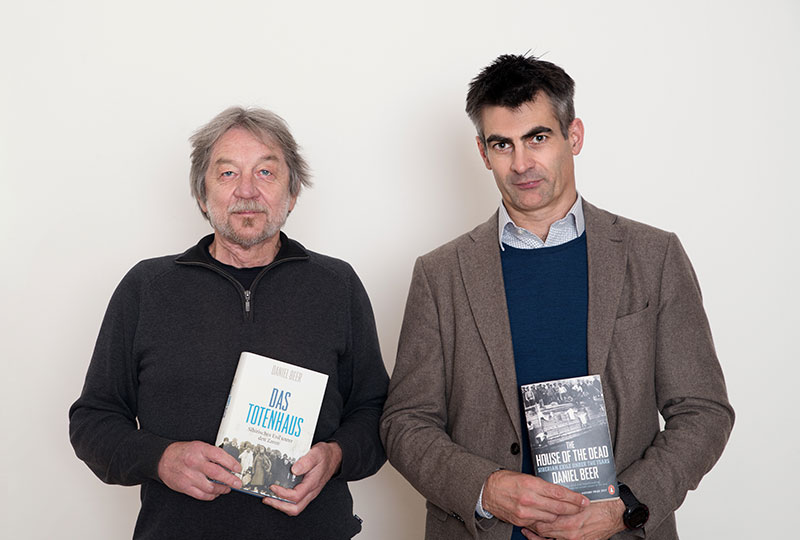 Daniel Beer (r.) präsentierte auf Einladung von Karl Kaser sein Buch "Das Totenhaus". Foto: Alexander Leljak. 