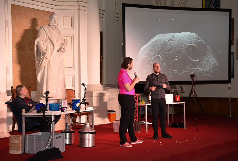 Astronom Florian Freistetter beantwortet Martin Puntigams Fragen, warum Asteroiden manchmal auf die Erde fallen können: Es sei, so der Forscher, jedenfalls nicht bös' gemeint. 