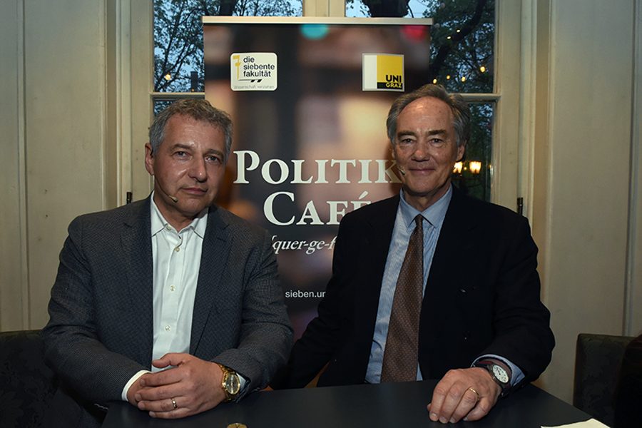 Wie wirkt Wirtschaft weltweit? Markus Steppan (links) und Maximilian Burger-Scheidlin diskutierten im Politik Café. Foto: Uni Graz/Schweiger 