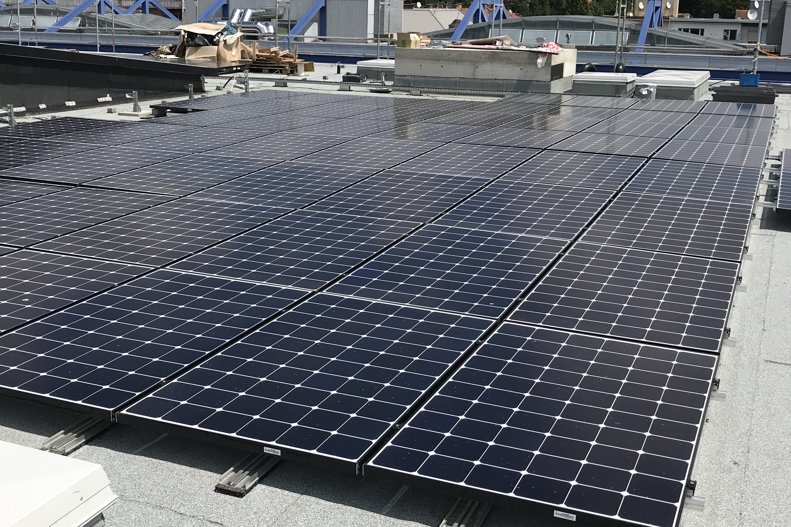 Auf 630 Quadratmeter Fläche liefert die Photovoltaik-Anlage am Dach der UB Graz etwa 15.000 Kilowattstunden pro Monat. Die Energie wird in das Universitätsnetz gespeist. Foto: Uni Graz/Pertl 