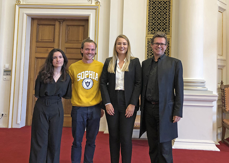 Amandine Bourse, Franz Gombocz und Zrinka Mrkonjic (v.l.) mit des. Rektor Martin Polaschek. 