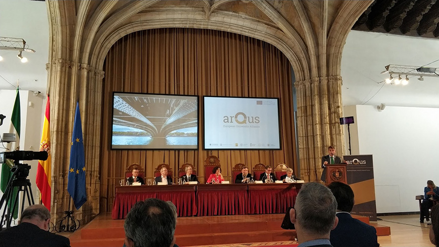 VertreterInnen der sieben Universitäten präsentieren, gemeinsam mit Pablo Martin González vom spanischen Wissenschaftsministerium, die Arqus-Allianz an der Universität Granada der Öffentlichkeit. Alle Fotos: Universität Granada.  