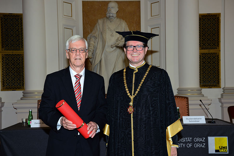 Gerhart Holzinger, Ehrendoktor der Universität Graz, mit Rektor Martin Polaschek (v.l.). Foto: Uni Graz/Pichler 
