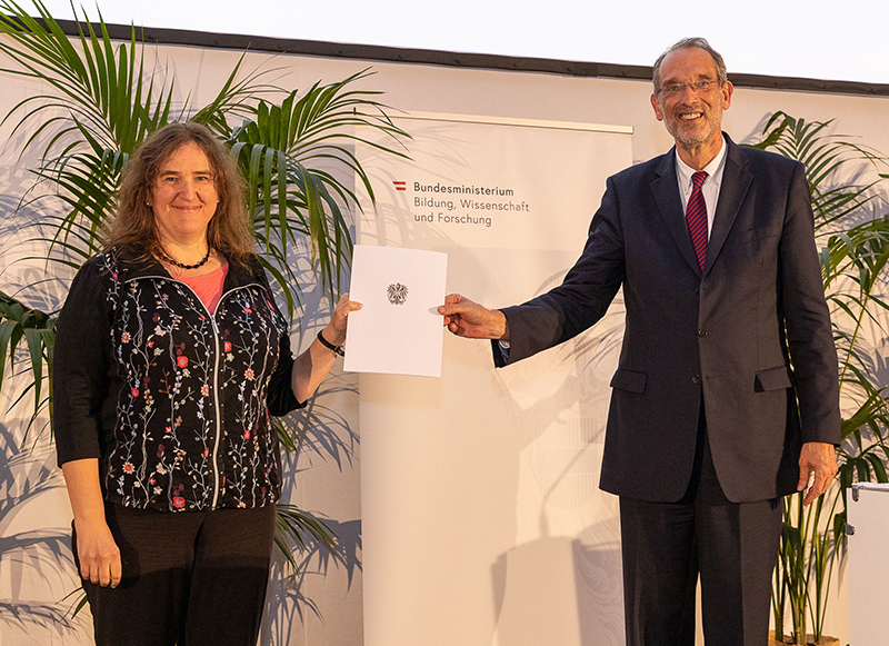 Die Historikerin Monika Stromberger erreichte einen Shortlist-Platz für den Ars Docendi 2020. Minister Heinz Faßmann überreichte ihr die dafür vorgesehene Urkunde. Foto: BMBWF/Martin Lusser. 