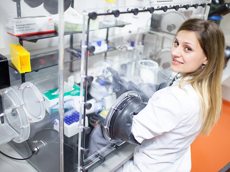 Als Teil des österreichischen Lipid-Exzellenz-Clusters der Universität Graz hat Martina Schweiger vom Institut für Molekulare Biowissenschaften ihre Expertise im Fettstoffwechsel in die Arbeit einfließen lassen. Foto: Uni Graz/Grumet. 