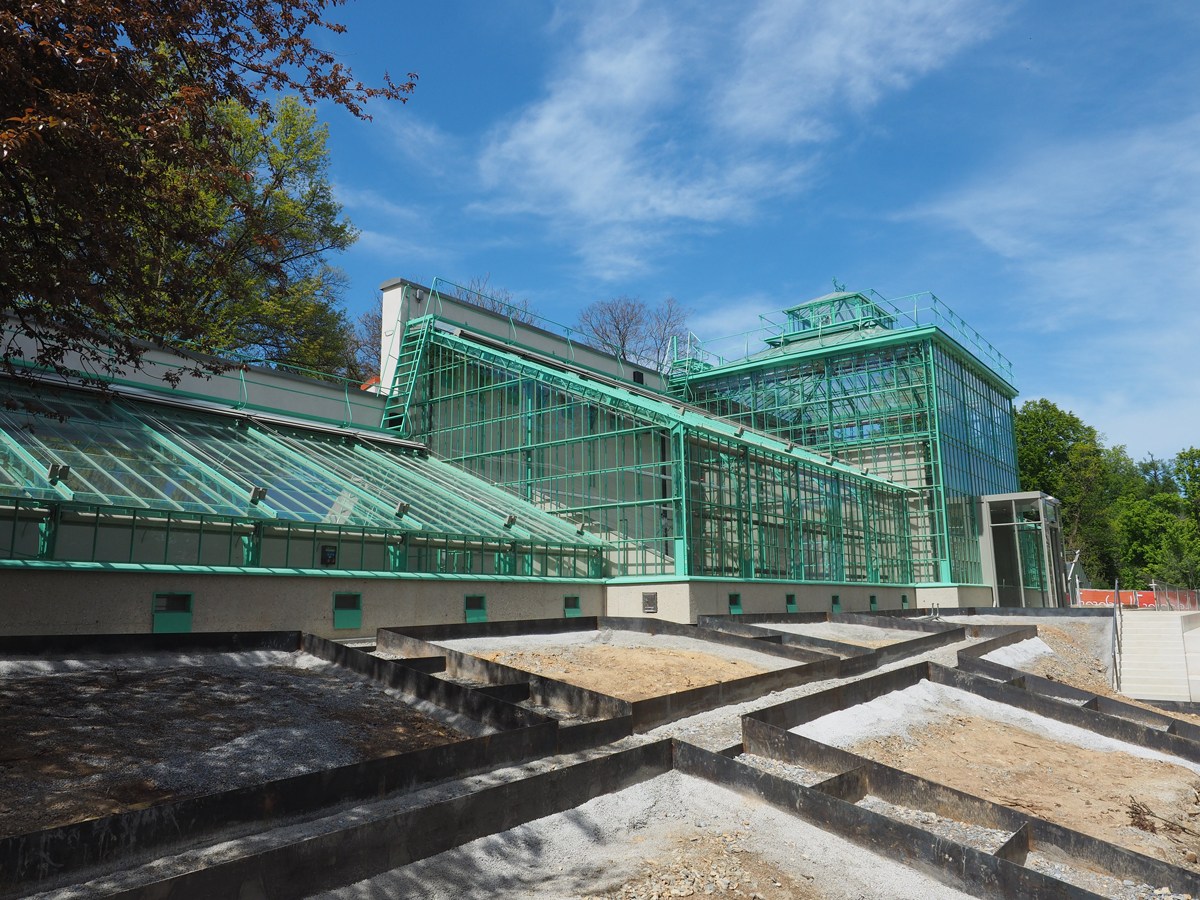 Die Sanierung des historischen Glashauses ist abgeschlossen, nun beginnen die Arbeiten im Außenbereich: Fernwärme wird verlegt und im Anschluss die Wege neu angelegt. Foto: Uni Graz/Grube 