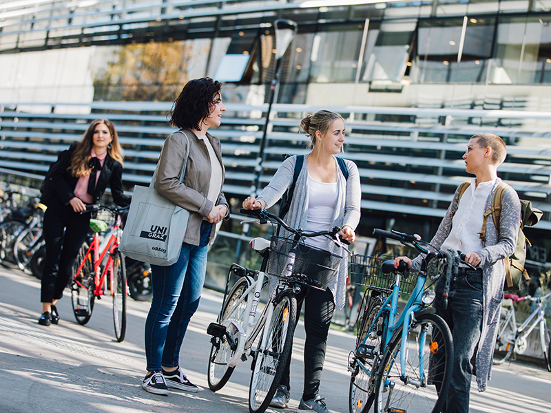 Fahrradfahren hält gesund und ist unter MitarbeiterInnen und Studierenden das beliebteste Fortbewegungsmittel. Foto: Uni Graz/Kanizaj. 