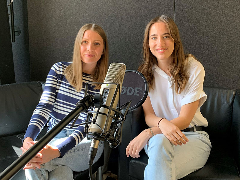 Sonja Babic and Astrid Mairitsch are the newest guests in our podcast studio. They describe their research findings on teacher well-being. Photo: Uni Graz/Leljak. 