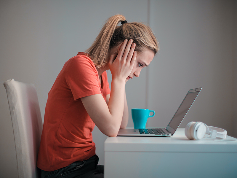 Von Fake News überflutet zu werden, ist belastend. Die falsche Nachrichten könnten aber auch für unsere Demokratie gefährlich sein, wie das Ethiklabor der Uni Graz erforscht. Foto: pexels.com 