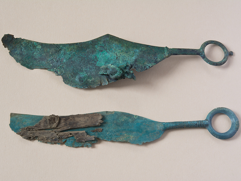 Bronzemesser aus dem urnenfelderzeitlichen Grab 42 bei Wildon. An einem haften noch Reste der hölzernen Scheide an. Foto: Kulturpark Hengist 