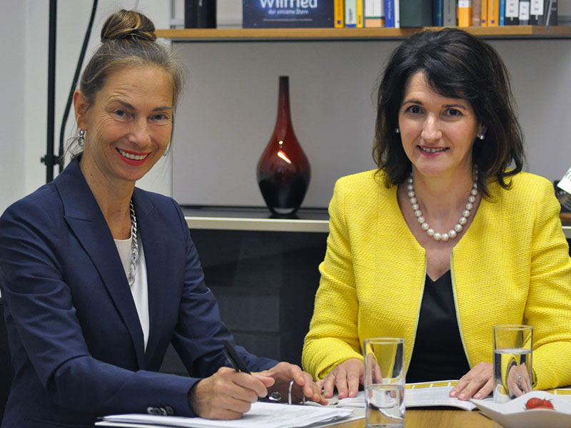 Andrea Paletta (links) und Regina Weitlaner sind wissenschaftliche Leiterinnen des Masterlehrgangs „Gesundheitsförderung und Gesundheitspädagogik“. Foto: UNI for LIFE. 