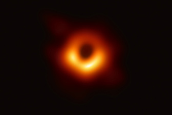 Eine helle Akkretionsscheibe umgibt den Schatten des Schwarzen Lochs im Zentrum der Galaxie M87. Bildquelle: Event Horizon Telescope unter https://eventhorizontelescope.org/press-release-april-10-2019-astronomers-capture-first-image-black-hole 