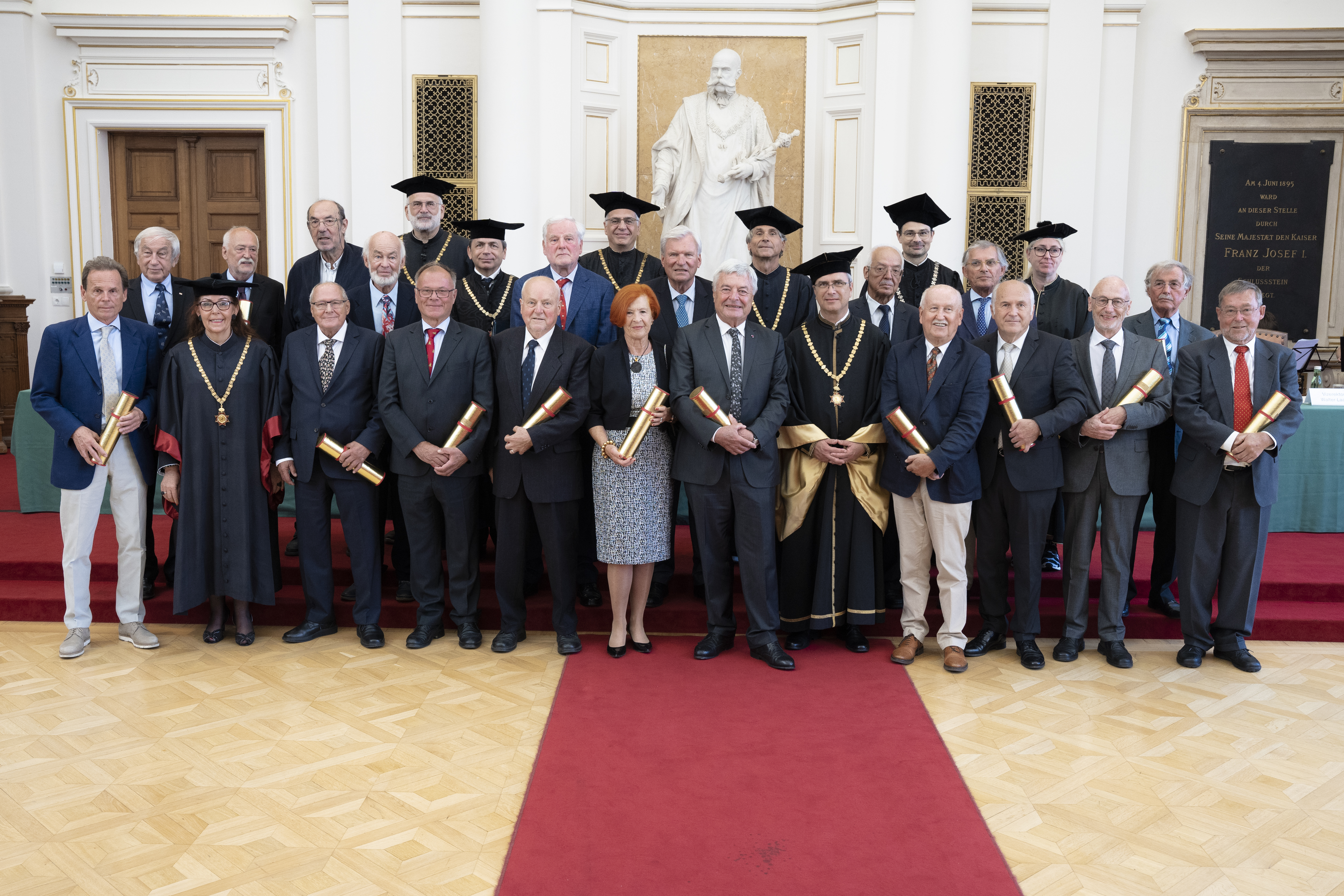 Gaudeamus igitur für 21 Persönlichkeiten, die vor 50 Jahren promoviert und am 8. Juli 2022 das "Goldene Diplom" der Universität Graz überreicht bekommen haben. Foto: Fotostudio Gasser ©Fotostudio Gasser