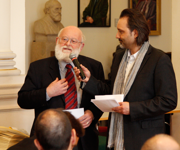Univ.-Prof.i.R. Dr. Walter Höflechner (links) im Gespräch mit Moderator Dr. Gregor Withalm. 