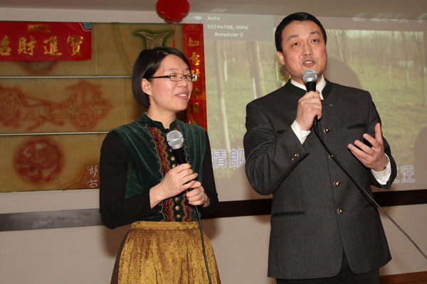 gemeinsam mit der Vizedirektorin Wenli Zhang. 