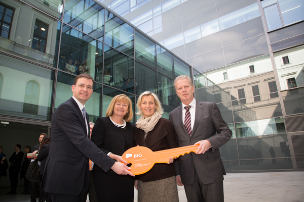 Eröffnung des neuen Chemiegebäudes an der Uni Graz: Feierliche Schlüsselübergabe mit Minister Reinhold Mitterlehner, Landesrätin Kristina Edlinger-Ploder, Uni Graz-Rektorin Christa Neuper und Hans-Peter Weiss, Geschäftsführer der Bundesimmobilienge 