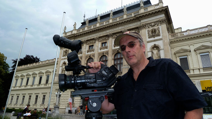 Christian Reiser mit Kamera 