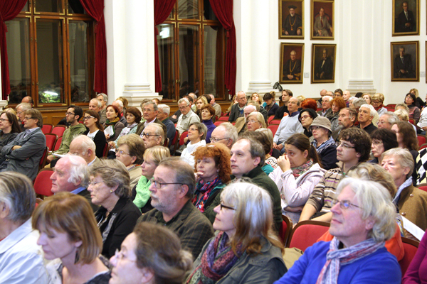 Die gut gefüllte Aula 