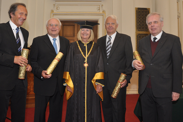 50 Jahre Gold: Insgesamt 15 Absolventen der Uni Graz erneuerten heute in einem feierlichen Rahmen in der Aula ihren Treueschwur. Rektorin Christa Neuper gratulierte unter anderem den Jubilaren Bernd Schilcher, Erwin Zankel, Peter Schachner-Blazizek und Jo 