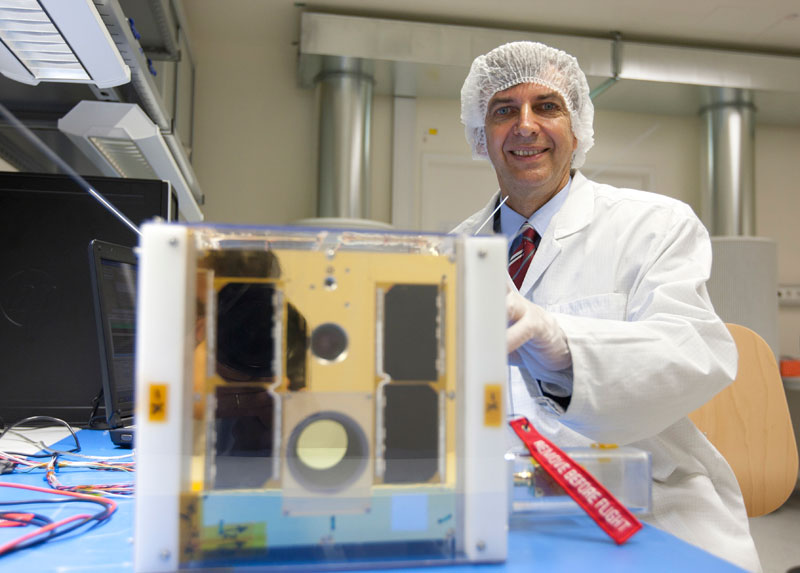 Prof. Koudelka mit Österreichs erstem Satelliten, dem TUGSAT-1. Foto: TU Graz/Lunghammer. 