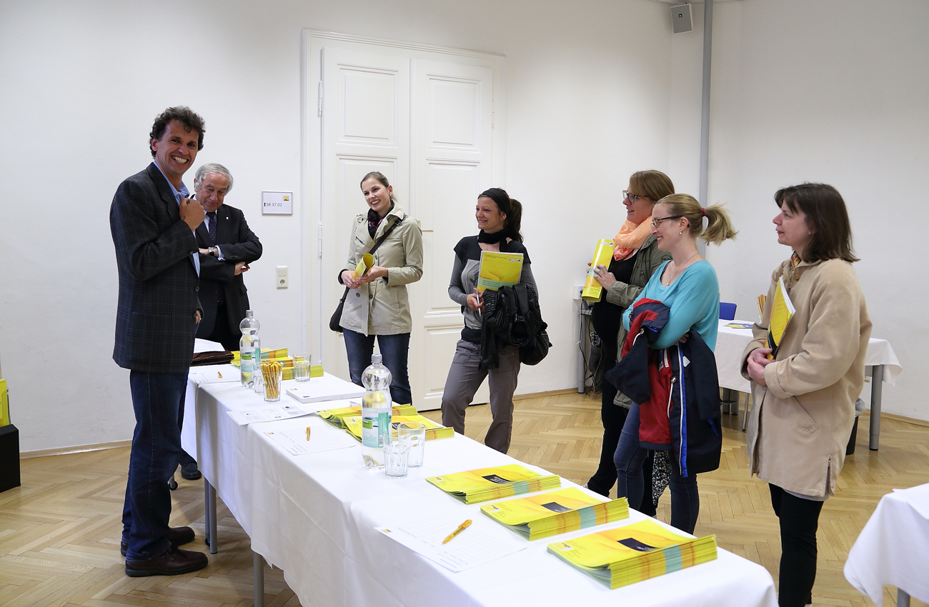 Wissenschaftliche LeiterInnen, Vortragende und AbsolventInnen, stehen Ihnen für Auskünfte zur Verfügung. Foto: Uni Graz 