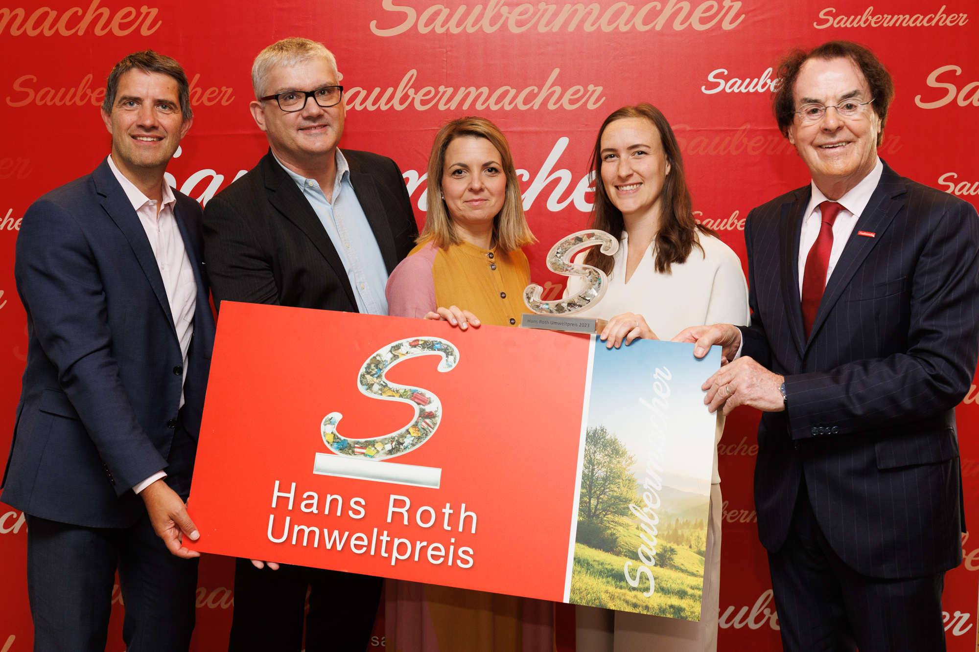 5 people holding the award ©Erwin Scheriau/ Saubermacher