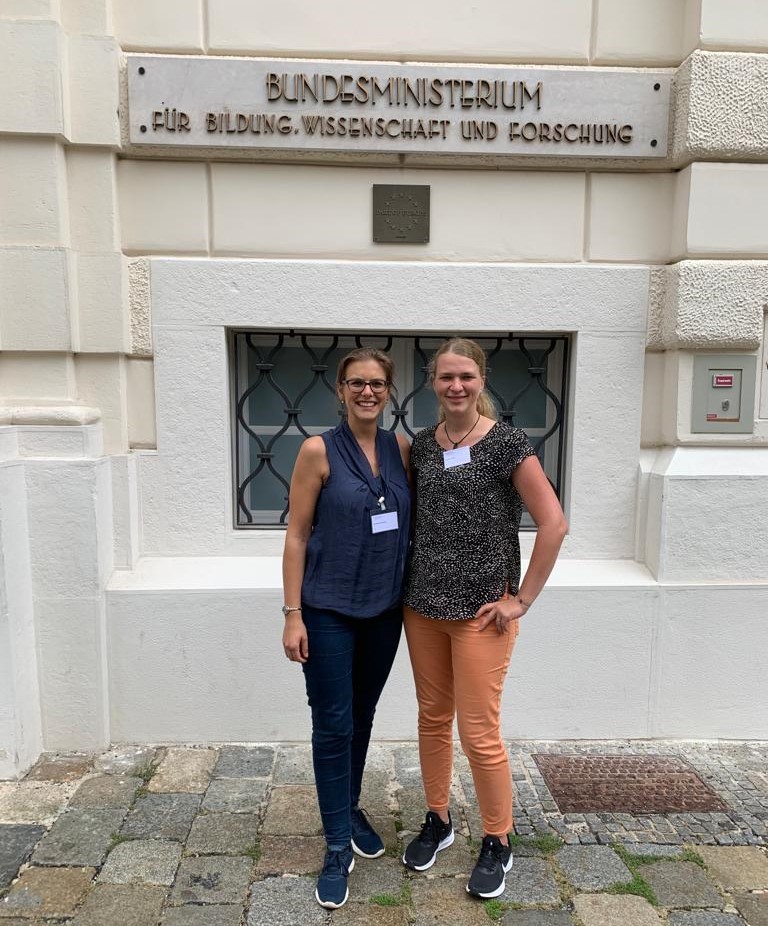 FZIB Forscherinnen Susanne Seifert und Konstanze Edtstadler in der Schulbuchkommission BMBWF; Copyright Susannne Seifert, Uni Graz 