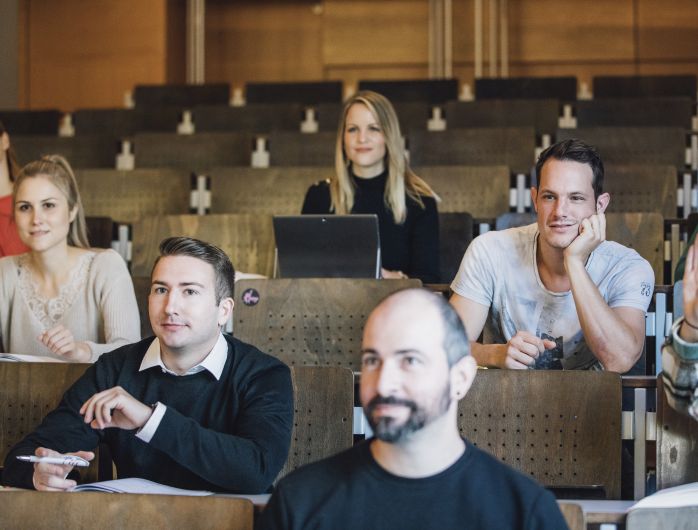 Studierende sitzen in einem Hörsaal der Uni Graz ©Uni Graz/Kanizaj