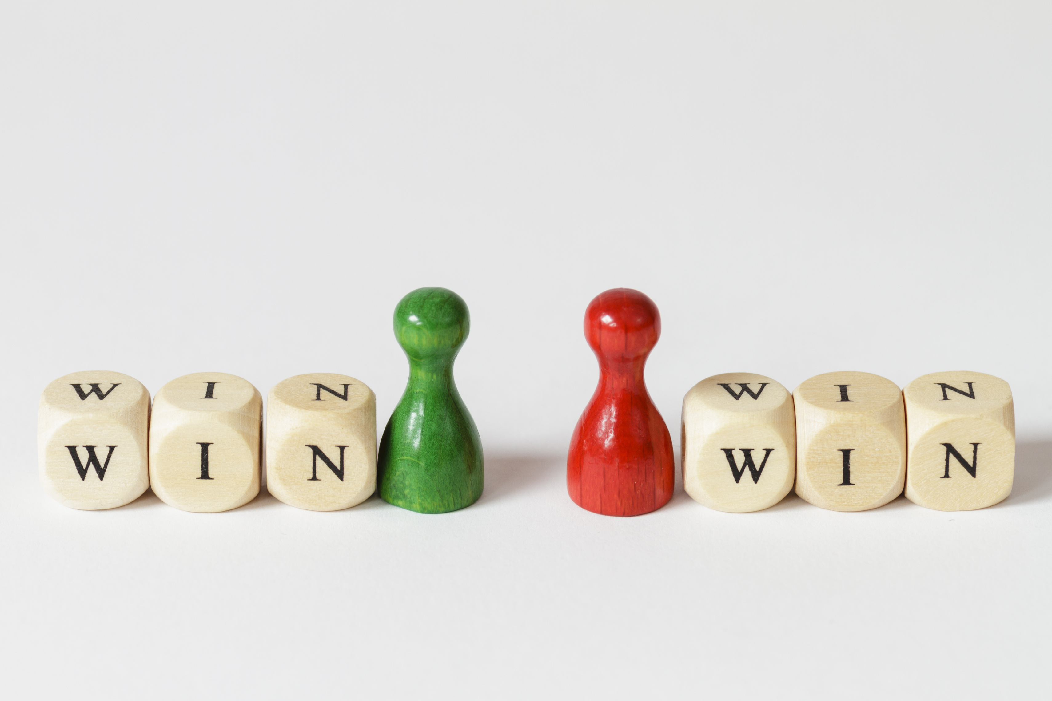 Win Win, Strategie, Gewinner, Gewinnen, Sieg, Niederlage, Konsens, Vereinbarung, Abmachung, Verhandlung, Verlierer, Doppelsieg, Gefühl, Kompromiss, Konflikt, Konfliktlösung, Mediation, Achtung, Respekt, Bereitschaft, Gewinn, Verlust, Argumente, Partnerschaft, Streit, siegen, besiegen, streiten, Spannung, Spannungen, Figuren, rot, grün, Symbol, Symbole, Probleme, Streitigkeiten, Sieger, Motivation, Partner ©Matthias Zabanski