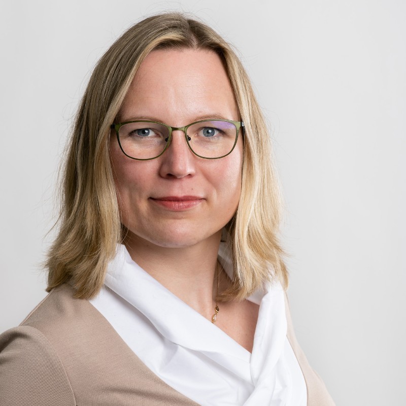 Porträtaufnahme von Theresa Heuberger, USW BW-Absolventin.